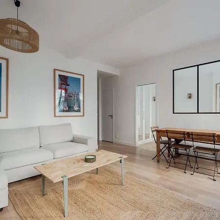 Veeve - White Beauty Apartment