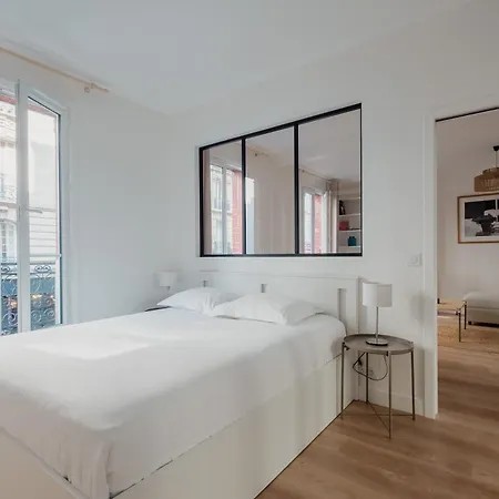 Veeve - White Beauty Apartment